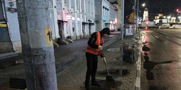 Более 25 улиц Тулы в четверг охватит ручная очистка тротуаров