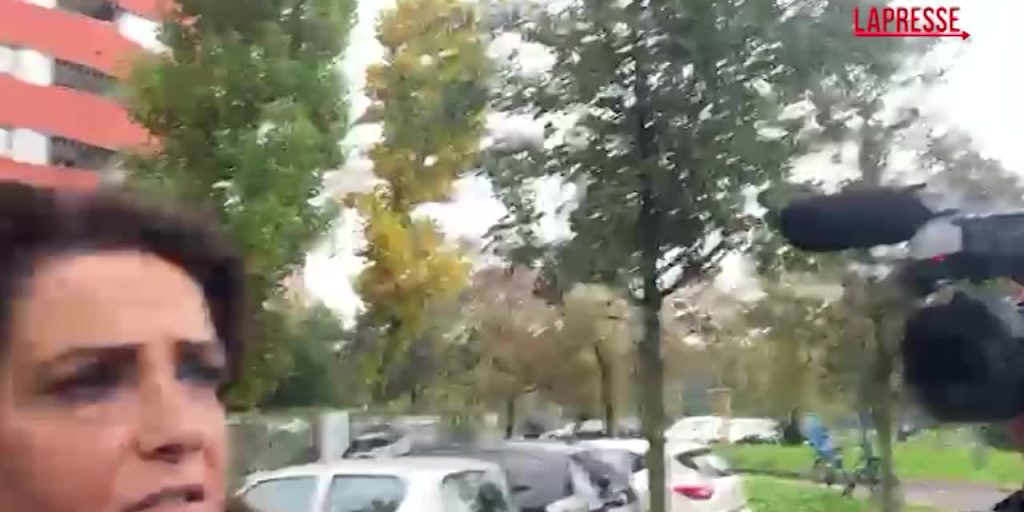 Donna accoltellata a Milano, la vicina: “Ex marito da un mese appostato sotto casa”