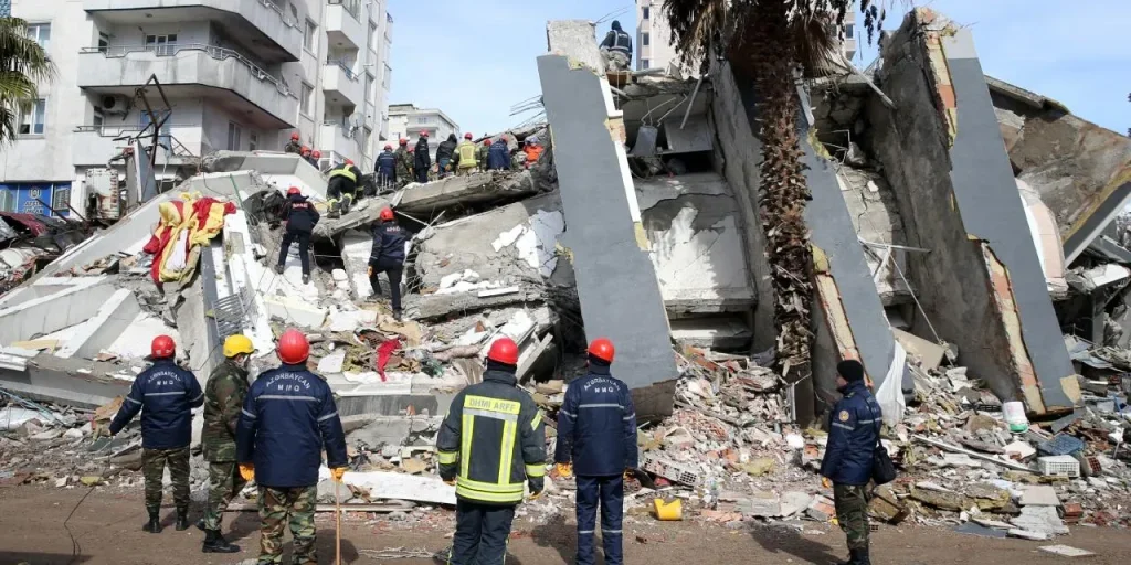 Crisis dei periti nel caso dell'edificio Ezgi: ritiri e contestazioni giudiziarie