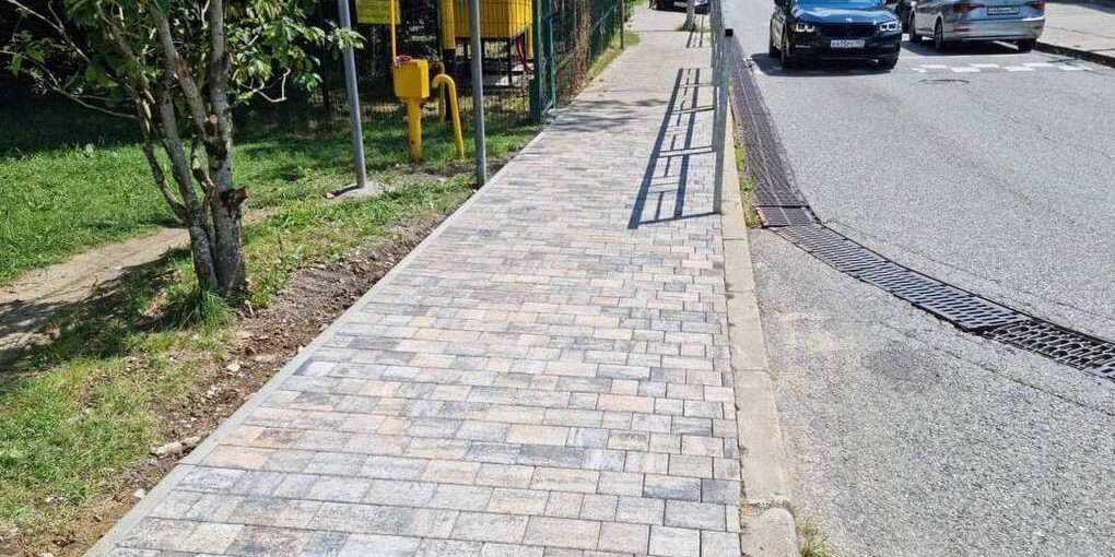 "Rimozione e riparazione dei marciapiedi nel distretto di Adler a Sochi: miglioramento dell'infrastruttura urbana in vista di eventi importanti"