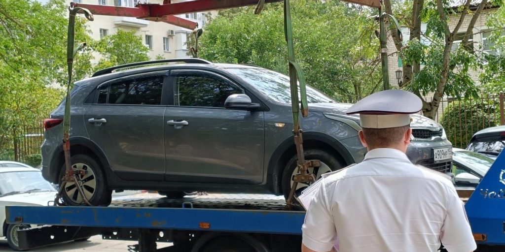 Во Владикавказе 13 припаркованных на газоне автомобилей отправили на штрафстоянку