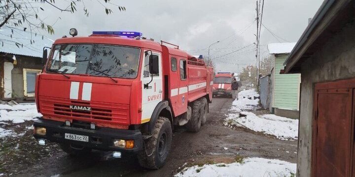 В райцентре Алтайского края вспыхнуло 200 «квадратов» производственного здания