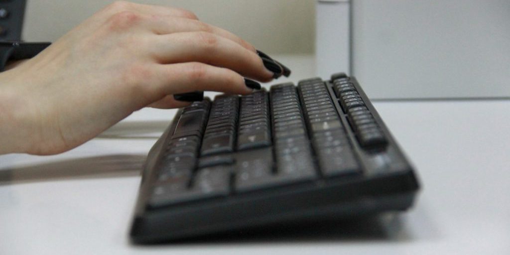 Proteggere la Vista nell'Era Digitale: Consigli e Precauzioni per un Uso Sicuro dei Dispositivi Elettronici