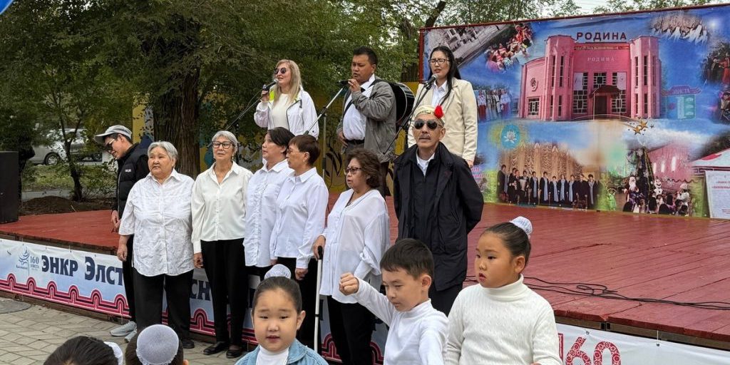 В Калмыкии инклюзивный хор выступил на большой сцене