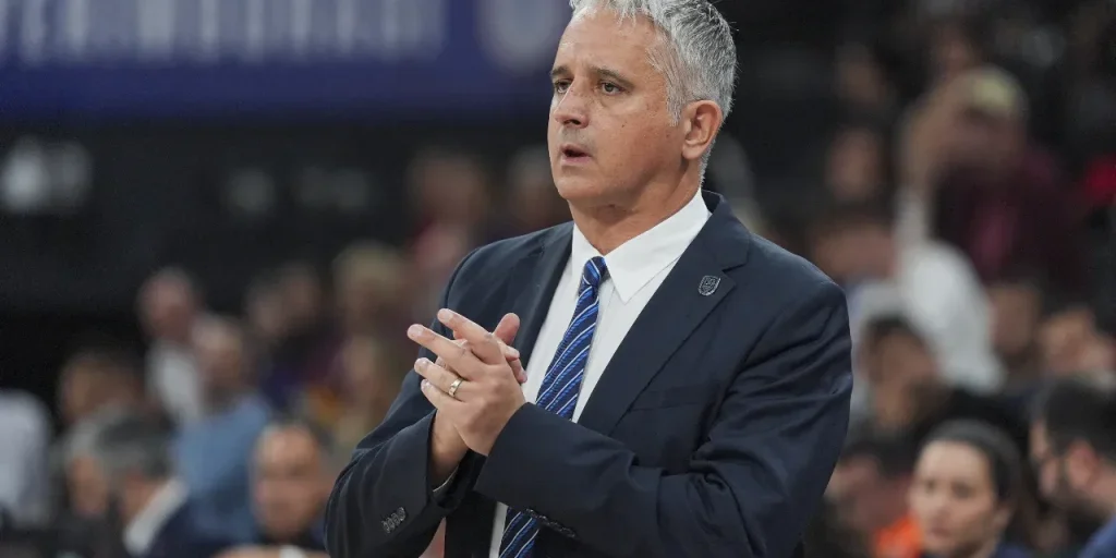 Anadolu Efes interrompe la collaborazione con l'allenatore Igor Kokoskov