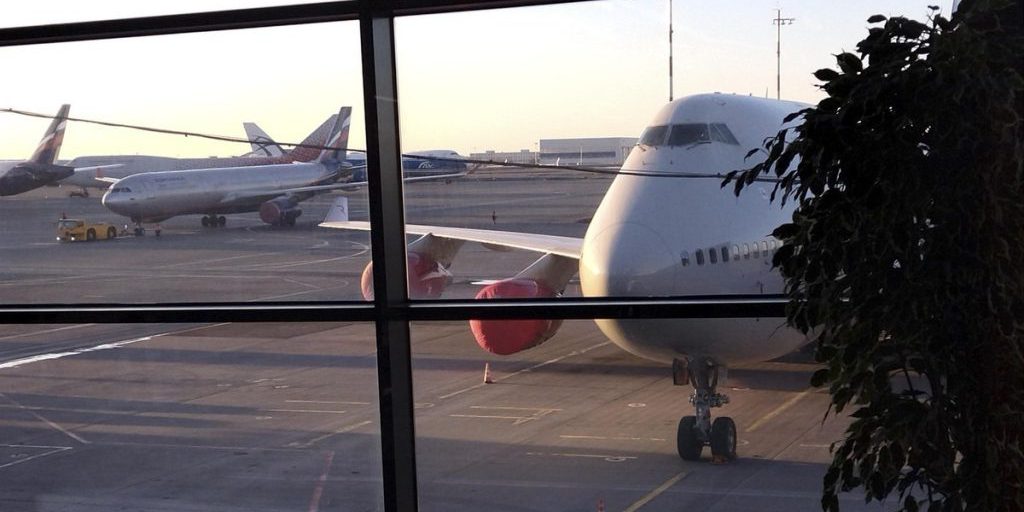 Sospensione dei voli in due aeroporti russi: impatto sulla regione del Volga e possibili conseguenze per l'economia locale