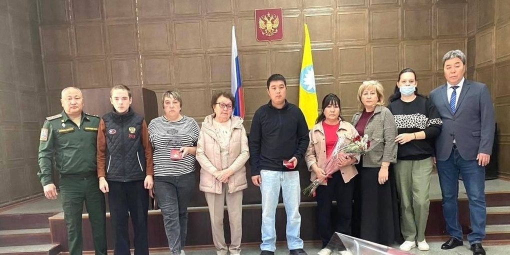 Onorificenze consegnate alle famiglie dei caduti nella spedizione speciale nel distretto di Sarpinskij