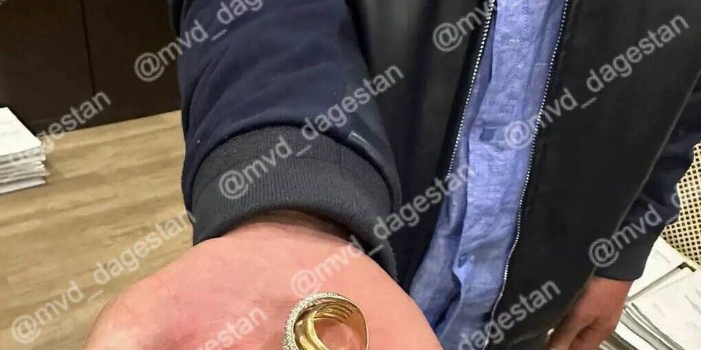 Polizia di Makhachkala Risolve Caso di Furto di Gioielli del Valore di 350mila Rubli Restituendoli alla Legittima Proprietaria
