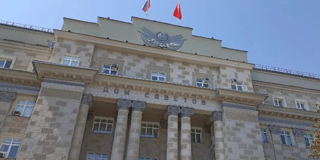 Attacco di drone alla fabbrica del gas di Orenburg: emergenza dichiarata e riunione straordinaria per la sicurezza