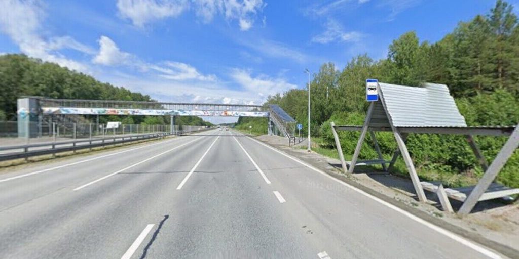 Incidente stradale a Ekatrinburg: un'auto distrugge una fermata dell'autobus sulla strada di Seroskij