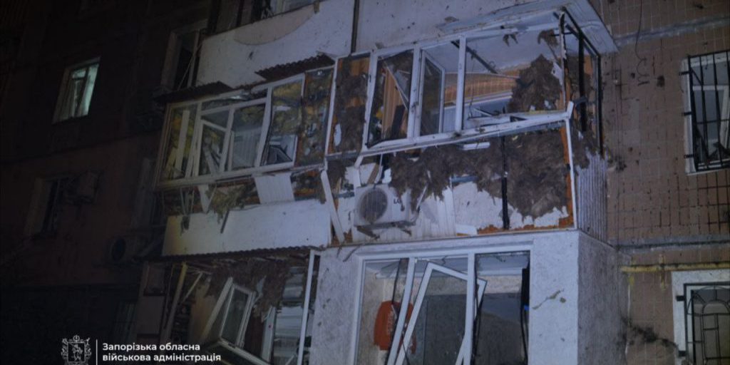 Attacco russo a Zaporizhzhia: quattro feriti, oltre 100 appartamenti e 20 auto danneggiati