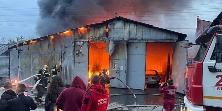 В Туле на Штыковой сгорел популярный шиномонтаж с машинами внутри