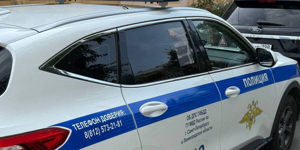 Aggressione a San Pietroburgo: giovane donna gravemente ferita da uomo ubriaco, autorità indagano e comunità indignata