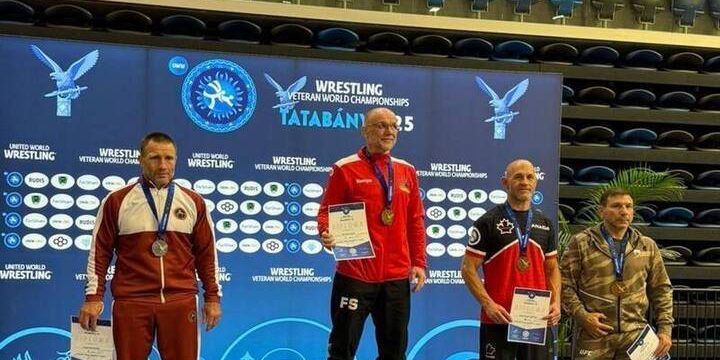 Sergey Shanyavsky vince medaglia d'argento al campionato mondiale di lotta sportiva tra veterani