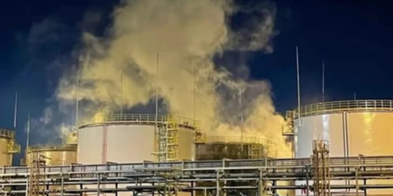 Attacco di drone alla raffineria di petrolio russa: fermata l'unità di lavorazione principale e possibili ripercussioni sulla produzione energetica