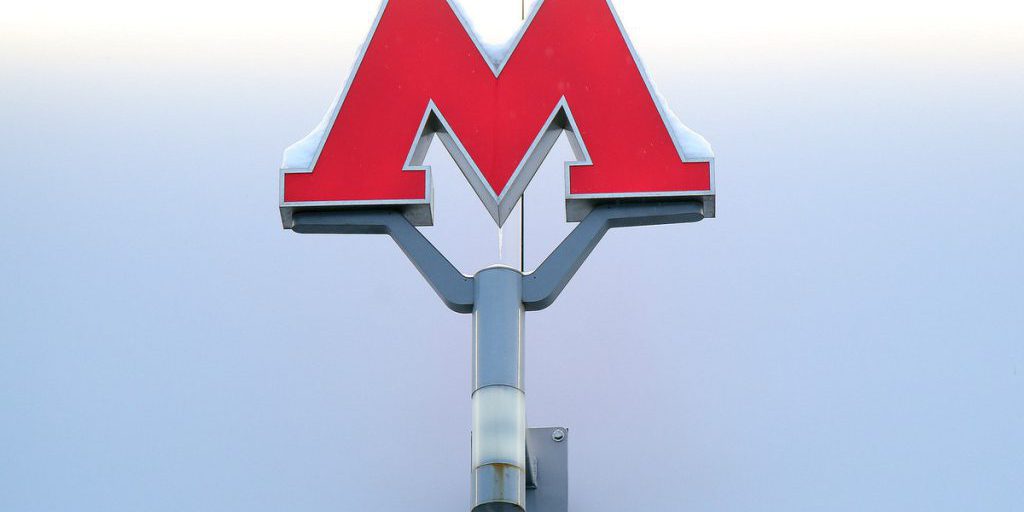 Incidente nel Metrò di Mosca: una persona cade sui binari, le autorità indagano e valutano misure di sicurezza