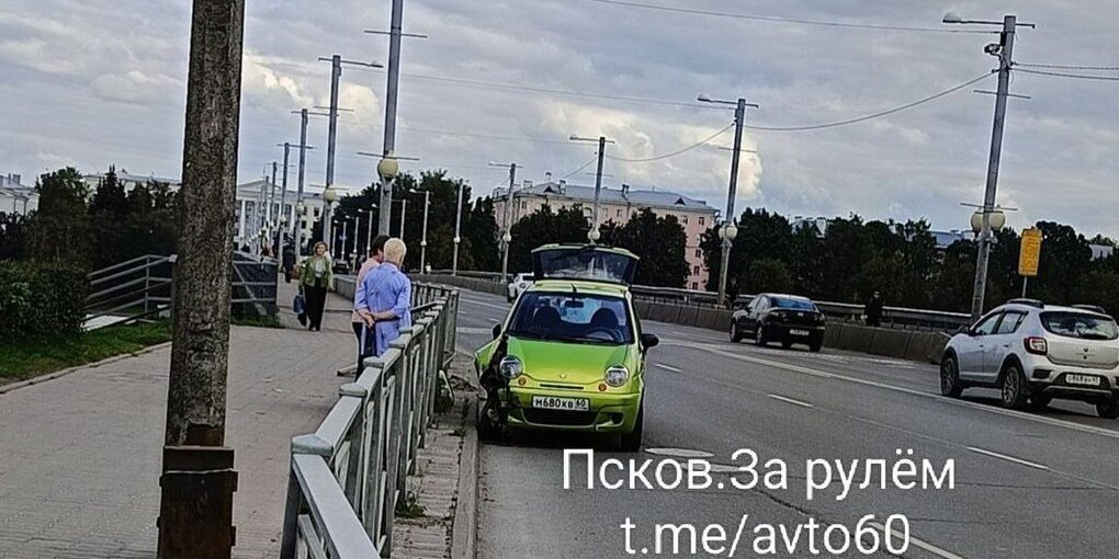 "Incidente sulla Pskovichka: conducente perde il controllo, nessun ferito grave"