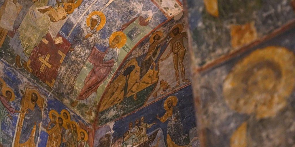 Уникальные фрески XII века могут увидеть все желающие на экскурсии по Спасо-Преображенскому собору Мирожского монастыря 12 октября