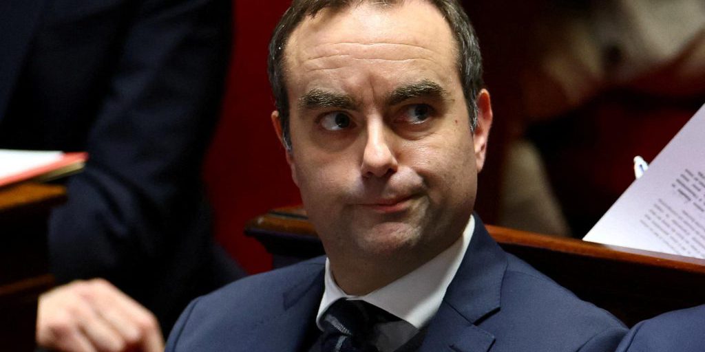 Lecornu minaccia la dissoluzione del parlamento per evitare mozioni di censura