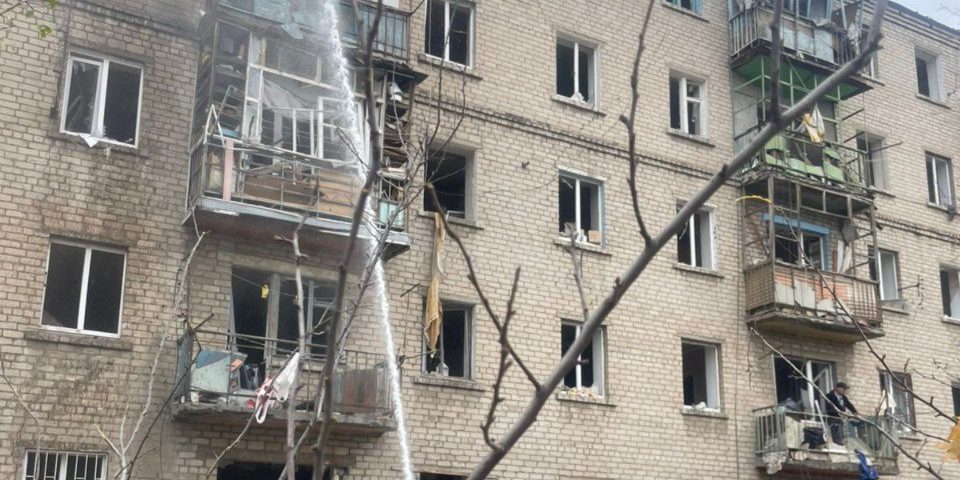 Russian strike hits high-rise building in Druzhkivka, injuring three people