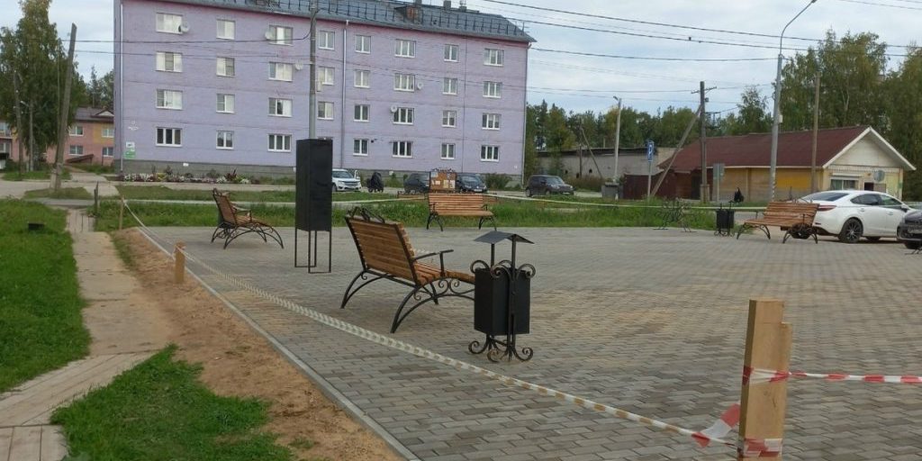 Biblioteca all'aperto a Krasnoborsk quasi pronta dopo i lavori di miglioramento