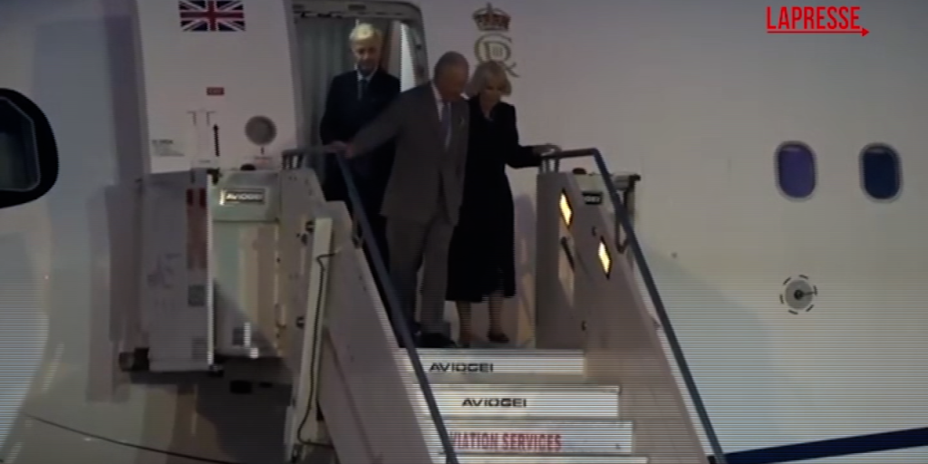 Re Carlo III e Camilla arrivati a Roma: le immagini dell'atterraggio dei reali inglesi a Ciampino