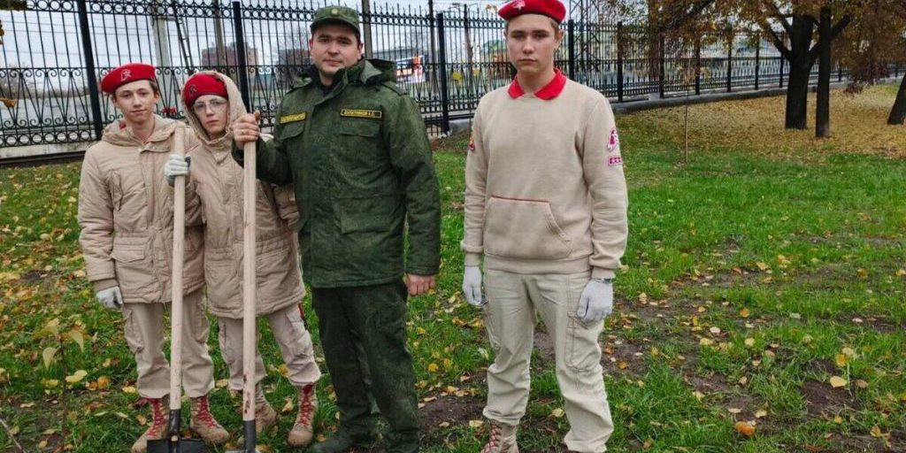 В Рязани сотрудники СК высадили деревья в честь погибших защитников