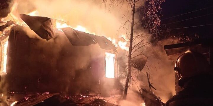Incendio devastante a Divnoe-2: una casa distrutta e due danneggiate, la comunità locale sotto shock