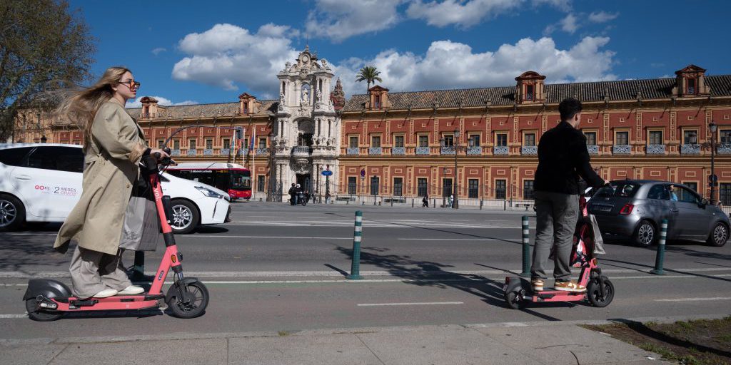 2026: la baliza V16 sostituirà i triangoli di emergenza e i conducenti non usanti saranno multati