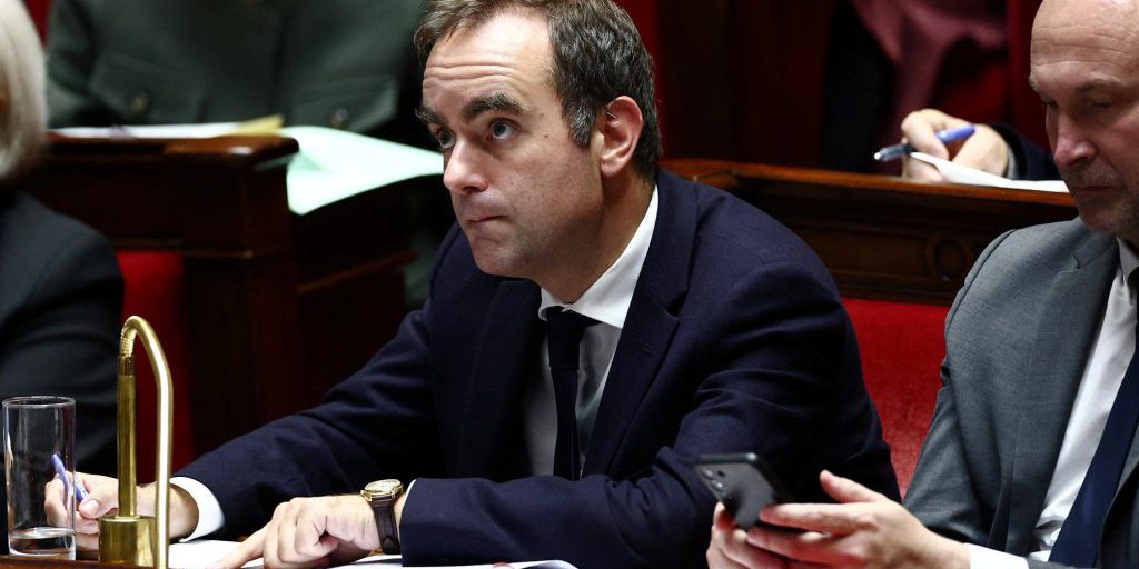 Il Primo Ministro Sébastien Lecornu Guadagna Tempo con un Discorso di 34 Minuti sulla Discussione del Budget