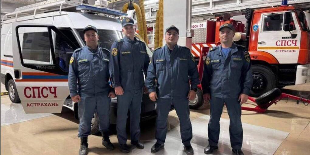 Астраханские огнеборцы спасли 80-летнюю женщину из пылающей квартиры