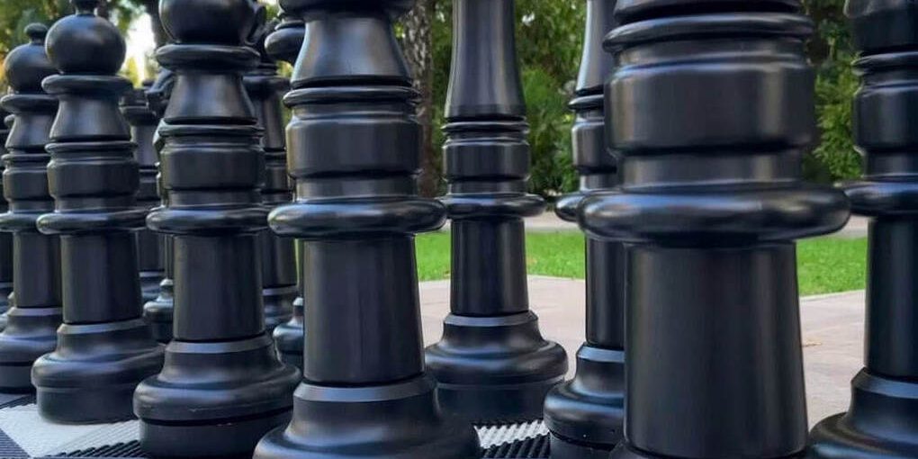 Sochi si arricchisce di una nuova attrazione unica: scacchi a grandezza naturale nel parco Riviera