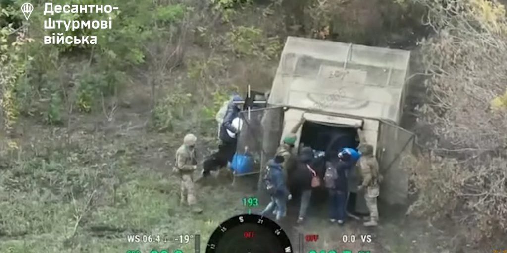 Paracadutisti ucraini evacuano 10 civili durante l'operazione di bonifica di Kucheriv Yar nella regione di Donetsk 

Approfondimento
L'operazione di bonifica di Kucheriv Yar è stata un'azione importante per le forze ucraine, che hanno lavorato per liberare il villaggio dall'occupazione russa. L'evacuazione dei civili è stata un aspetto cruciale dell'operazione, poiché molti di loro erano intrappolati in zone di combattimento attivo.

Possibili Conseguenze
L'operazione di bonifica di Kucheriv Yar potrebbe avere conseguenze significative per la situazione nella regione di Donetsk. La liberazione del villaggio potrebbe aprire la strada a ulteriori azioni militari per liberare altri territori occupati dai russi.

Opinione
La riuscita dell'operazione di bonifica di Kucheriv Yar è un segno di speranza per il popolo ucraino, che ha subito mesi di occupazione e di combattimenti. L'evacuazione dei civili è un esempio di come le forze ucraine stiano lavorando per proteggere la popolazione civile e liberare il territorio nazionale.

Analisi Critica dei Fatti
L'operazione di bonifica di Kucheriv Yar è stata un'azione complessa che ha richiesto una coordinazione precisa tra le forze ucraine. La presenza di soldati russi che si nascondono tra i civili ha reso difficile l'identificazione e ha aumentato il rischio di vittime civili.

Relazioni con altri fatti
L'operazione di bonifica di Kucheriv Yar è legata ad altri eventi nella regione di Donetsk, dove le forze ucraine stanno lavorando per liberare il territorio occupato dai russi. La liberazione del villaggio potrebbe avere conseguenze significative per la situazione nella regione e per il conflitto in generale.

Contesto storico
Il conflitto nella regione di Donetsk è iniziato nel 2014, quando i separatisti filo-russi hanno iniziato a occupare il territorio. Da allora, la regione è stata teatro di combattimenti e di operazioni militari, con le forze ucraine che lavorano per liberare il territorio occupato.

Fonti
La fonte di questo articolo è Ukrainska Pravda. Per saperne di più, si può visitare il sito web della fonte.