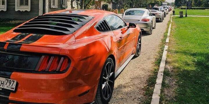 Appassionati di Auto a Lipeck: Una Scena Automobilistica di Lusso nella Russia Profonda