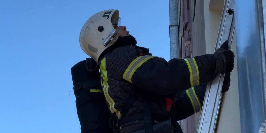 Incendio a Kaliningrad: tre persone salvate grazie all'intervento tempestivo dei soccorritori