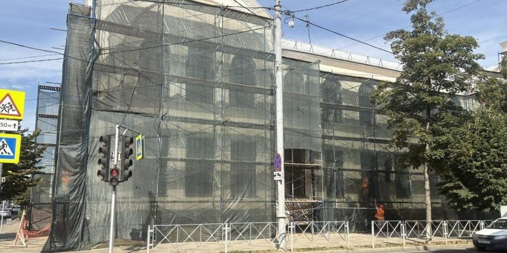 "Restauro e conservazione: il progetto di rinnovo dei facciate della storica Scuola №8 a Krasnodar"