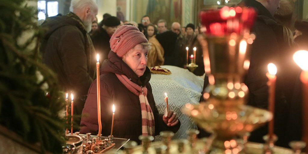 Священник рассказал, в какие подсвечники ставить свечи за живых и мертвых