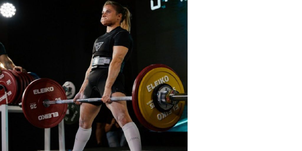 Atleti di forza in competizione: la scena del sollevamento pesi a Kurgan