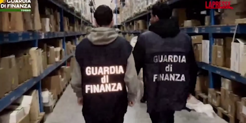 Torino: Gdf sequestra 5,5 mln accessori moto e auto contraffatti