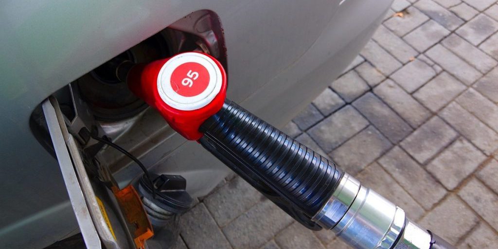 Цены на некоторый бензин на челябинских заправках начали снижаться