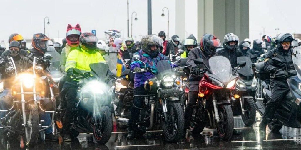 Festa di chiusura del Motoseason a San Pietroburgo: oltre 1100 motociclisti in pista per celebrare la fine della stagione motociclistica