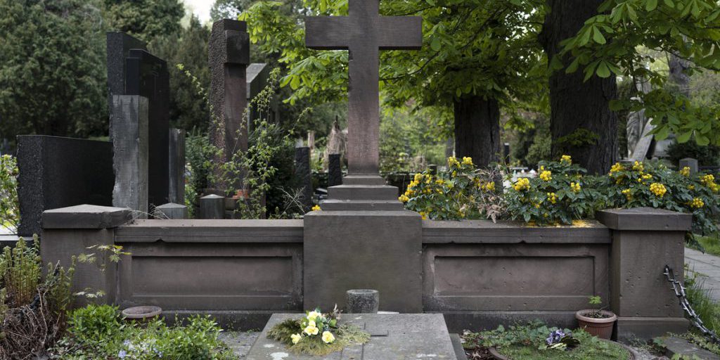 Reinhumazione in una tomba esistente: cosa sapere sui tempi e le procedure
