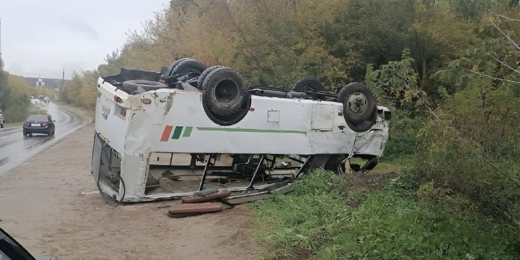 Incidente Stradale a Tula: 15 Feriti in un Autobus Ribaltato, Indagini in Corso per Stabilire le Cause