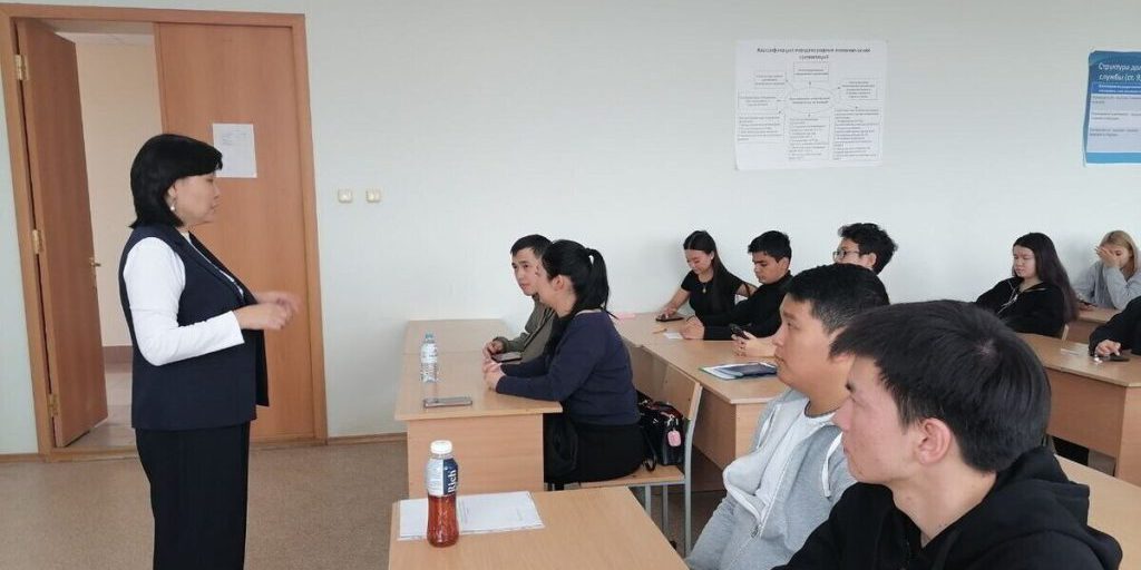 Studenti della Calmucchia mettono alla prova le loro conoscenze economiche nel dittato russo del 2025