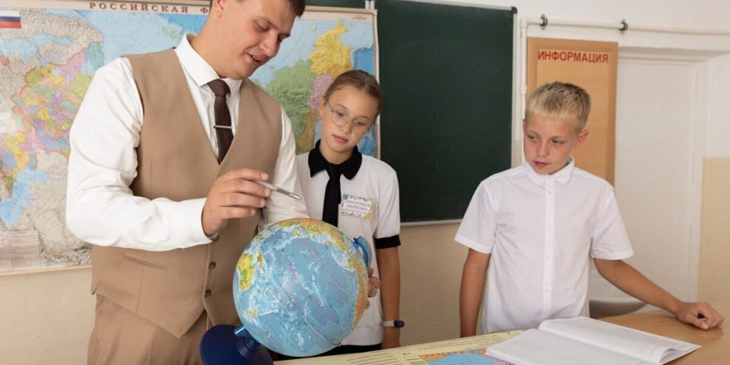 Власти Крыма поздравили педагогов с профессиональным праздником