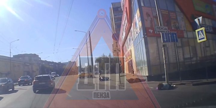 В Пензе мотоциклист на большой скорости сбил женщину