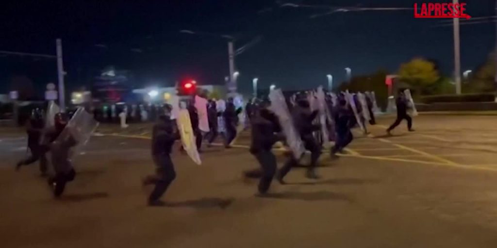 Irlanda, scontri a Dublino tra polizia e dimostranti anti-immigrazione