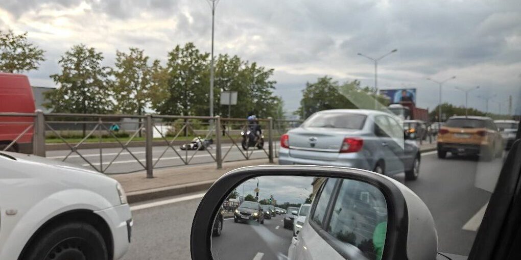Incidente stradale a San Pietroburgo: un motociclista investito, la polizia indaga per determinare le cause