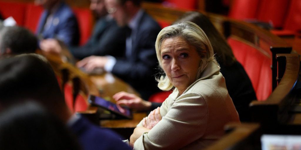 Marine Le Pen e la riforma pensionistica: il RN affronta un dilemma strategico per le prossime elezioni