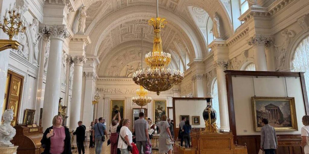 "Minaccia di bomba all'Ermitage: evacuati i visitatori, ma nessuna minaccia reale"